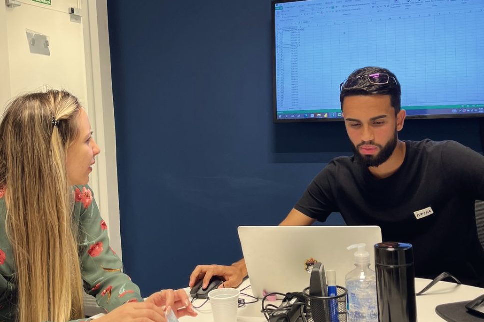 Consultor da Salt e analista do cliente trabalhando juntos no notebook