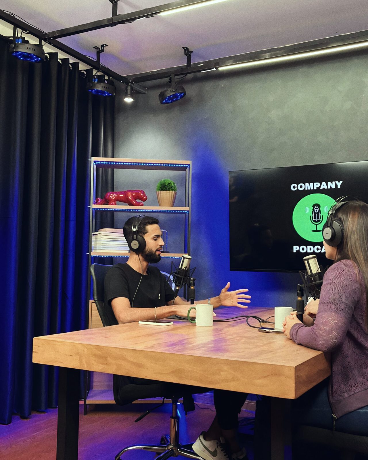 Integrante da Salt em entrevista num estúdio de podcast
