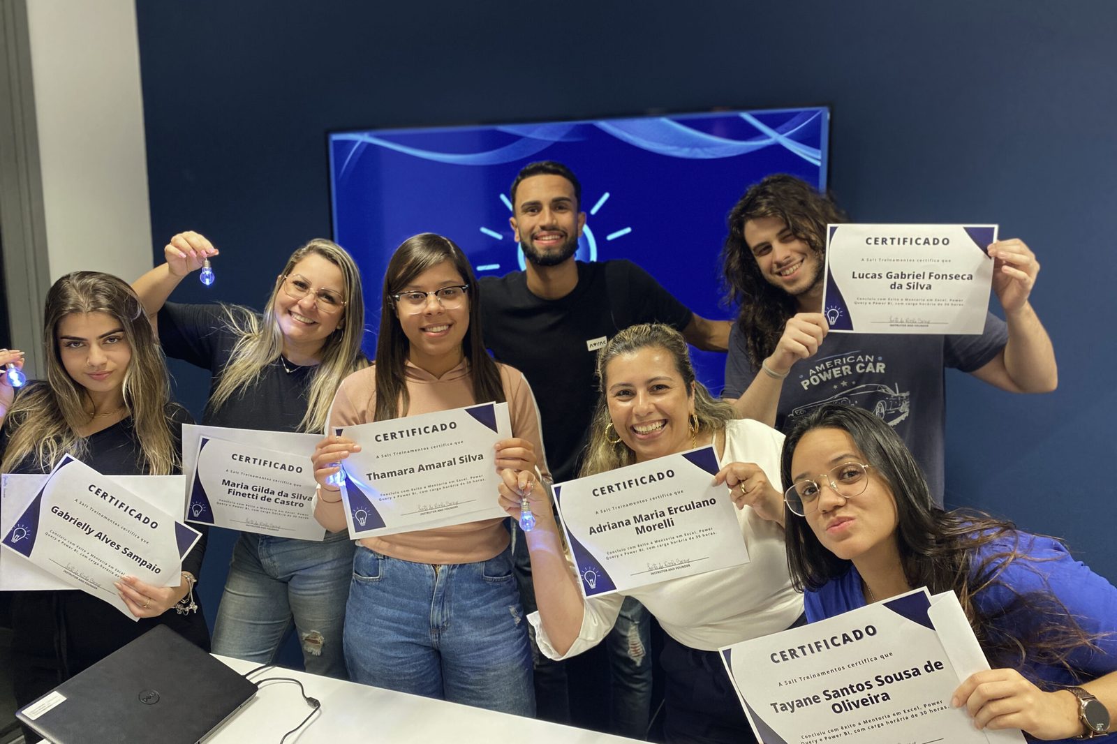 Turma da Academy comemorando com os certificados de conclusão